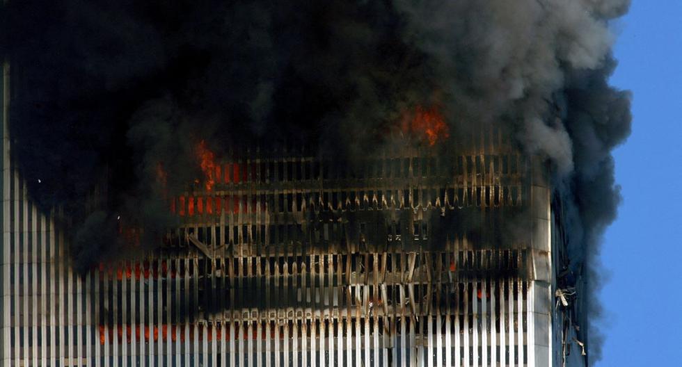 El humo y las llamas salen de las Torres Gemelas antes de su colapso el 11 de septiembre de 2001 en Nueva York. (FOTO AFP Henny Ray ABRAMS).