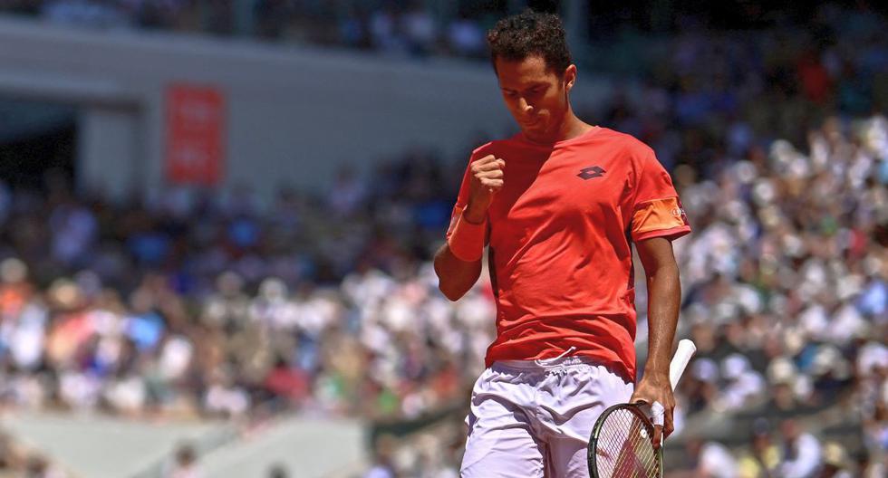 Peru's Juan Pablo Varillas reacts as he plays against Serbia's Novak Djokovic during their men's singles match on day eight of the Roland-Garros Open tennis tournament at the Court Philippe-Chatrier in Paris on June 4, 2023. (Photo by JULIEN DE ROSA / AFP)