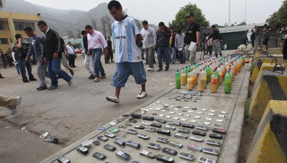 Las requisas peri&oacute;dicas que realiza el INPE en las c&aacute;rceles evidencian que los prisioneros tienen un nutrido tr&aacute;fico de drogas y productos prohibidos como celulares. (Foto: Lino Chipana / Archivo El Comercio)