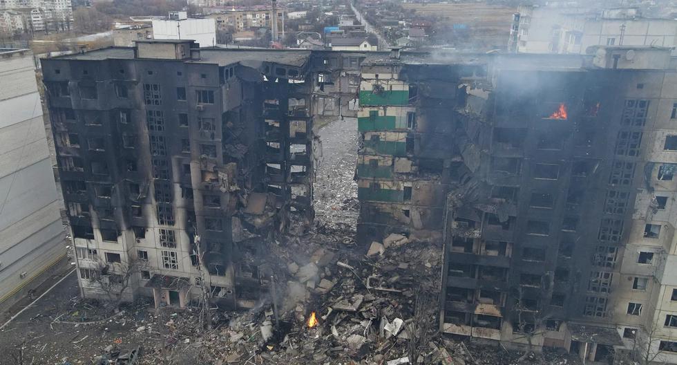 Edificios bombardeados por Rusia en Borodyanka, en la región de Kiev, a 45 kilómetros del centro de la capital de Ucrania. (REUTERS/Maksim Levin).