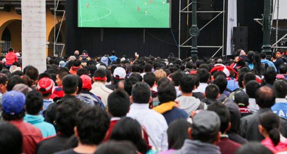 Los peruanos se concentrarán en las plazas y parques de diferentes distritos donde se han habilitado pantallas gigantes para ver el partido entre Perú y Colombia. (Foto: Andina)