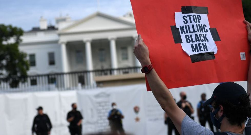 Los manifestantes se reúnen frente a la Casa Blanca en Washington en una manifestación sobre la muerte de George Floyd. (Foto: Eric BARADAT / AFP).