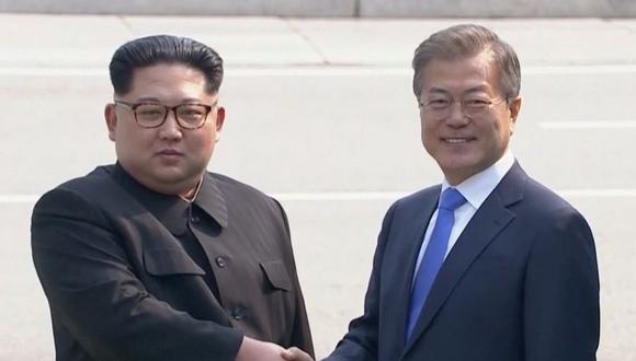 Saludo entre Kim Jong-un y Moon Jae-in, líderes de Corea del Norte y Corea del Sur, respectivamente. (Foto Reuters)