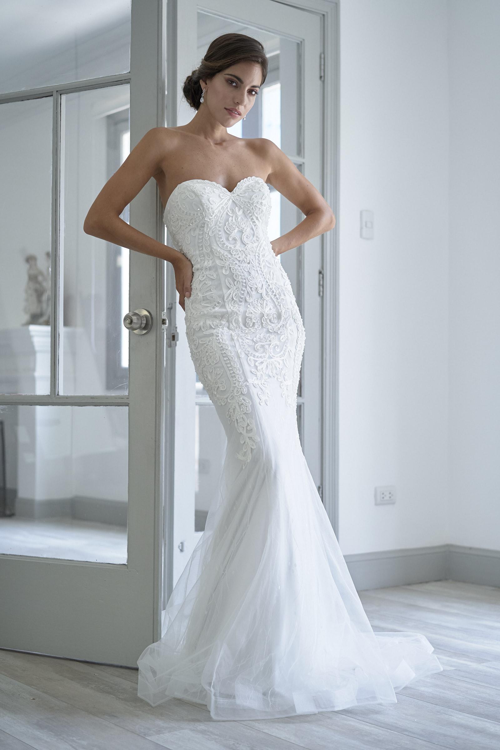 "Cuando la novia se prueba el vestido, le coloco el velo y todo, ahí realmente es consciente [de que se va a casar]. La familia la ve con el vestido, muchas veces por primera vez. Y así no lo sea, es todo una emoción.", señala Vero. (Foto: Luna Blanco)