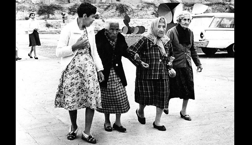 El 8 de mayo de 1971, un día antes del Día de la Madre, estas tiernas ancianas visitaron por primera vez el Parque de las Leyendas, donde un agasajo general les esperaba. Ese año, todos los municipios limeños desarrollaron programas dedicados a las madres.
