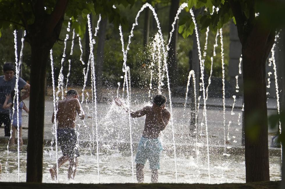 La gente trata de mantenerse fresca en una fuente en Madrid, España, el miércoles 11 de agosto de 2021. (AP/Paul White).
