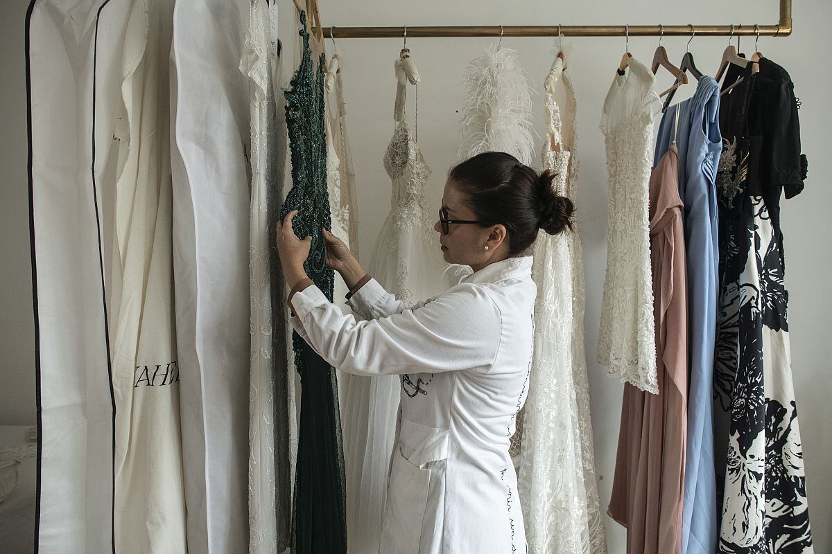 En su taller, Angela Pacheco recibe piezas de arte, textiles y vestidos de novia y de alta costura.