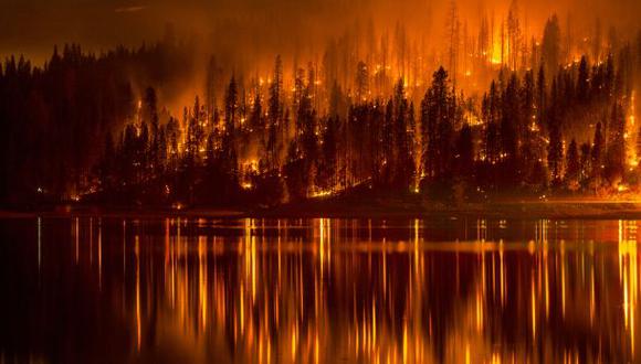 Incendio en el norte de California quema unas 100 casas