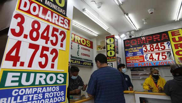 En el mercado paralelo o casas de cambio de Lima, el tipo de cambio se cotizaba a S/3,770 la compra y S/3,860 la venta de cada billete verde. (Foto: Violeta Ayasta / GEC)