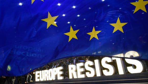 Los partidos proeuropeos mantendrán la mayoría en la próxima Eurocámara, reforzados por el auge de liberales y ecologistas. (AFP)