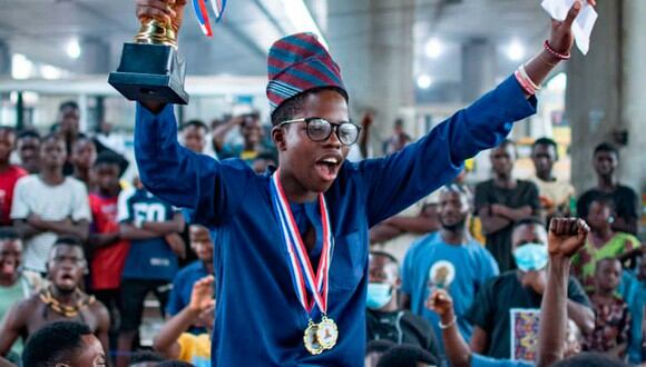 Adeoye Fawaz y su gran emoción al ganar un campeonato de ajedrez organizado en Lagos, Nigeria. | Créditos: @Tunde_OD / Twitter.