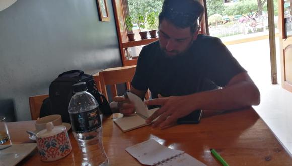 Ricardo León, periodista de El Comercio, en la primera parada del viaje a la frontera, en Jaén. El viaje terminó antes de tiempo ante el avance del coronavirus. (Foto: Rudy Jordán)