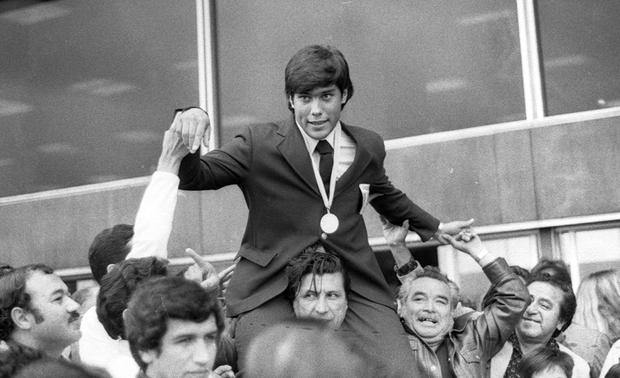 El 8 de agosto de 1984 el tirador peruano Francisco Boza fue recibido por cientos de peruanos en el aeropuerto Jorge Chávez luego de ganar la medalla de plata en Los Ángeles. Foto: Javier López/ GEC Archivo Histórico