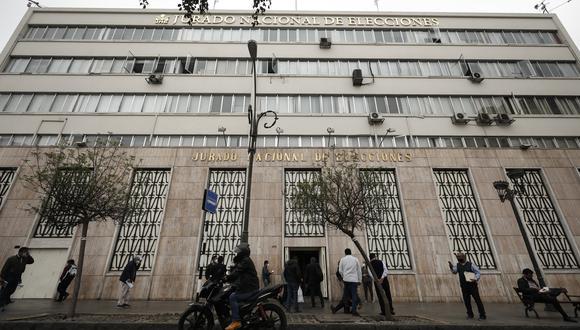 El JNE determinó que el Partido Morado debía mantener su inscripción tras haber superado la valla del 5% de votos para el Congreso. (Foto: El Comercio)