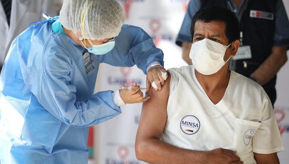 Con la llegada de las vacunas se ha comenzado a vacunar al personal que trabaja en salud, Fuerzas Armadas, PNP y adultos mayores. (Foto: Britanie Arroyo / GEC Archivo)