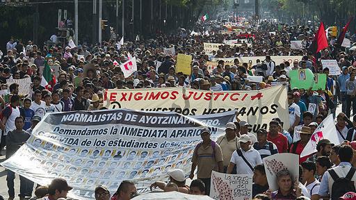 Masivas protestas en México por desaparición de estudiantes - 1