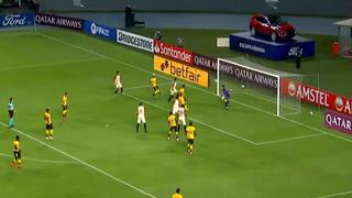 Álex Valera cabeceó, pero el balón chocó en el palo en el Universitario vs. Barcelona
