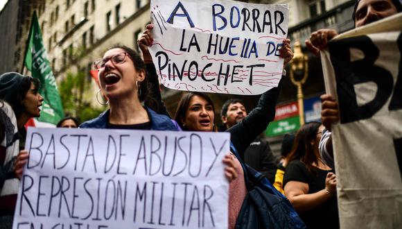 Una movilización convocada por organizaciones sociales y políticas de izquierdas ante el consulado de Chile en Buenos Aires provocó este lunes varios incidentes que requirieron de la llegada de la policía y los bomberos. (AFP)