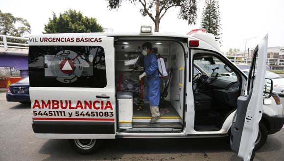 Coronavirus en México | Ultimas noticias | Último minuto: reporte de infectados y muertos lunes 1 de junio del 2020 | Covid-19 | Personal médico desinfecta una ambulancia tras realizar una visita a un sospechoso de portar el coronavirus en Iztapalapa, Ciudad de México. (Foto: AP / Marco Ugarte)