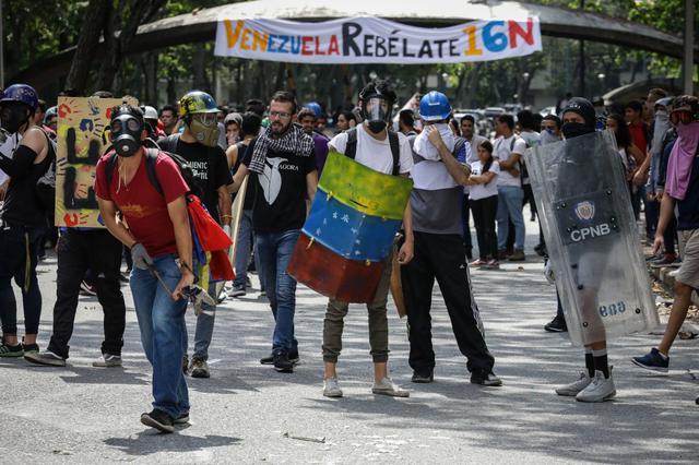 Algunos jóvenes continúan en el sitio lanzando piedras a los agentes de la fuerza pública, y estos responden eventualmente con más gases lacrimógenos. (Foto: EFE)