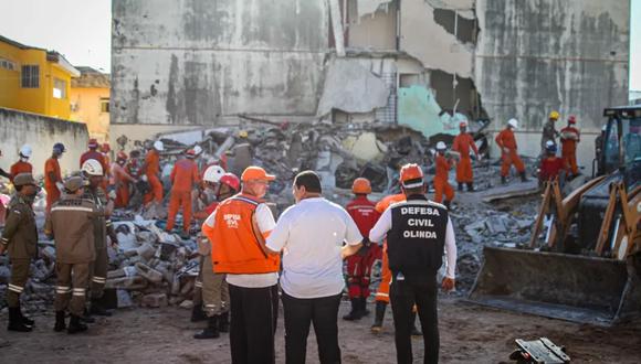 Agentes del Cuerpo de Bomberos inician nuevas búsquedas de víctimas entre los escombros del derrumbe del Edificio Lene, en la Rua Acapulco, en el barrio Jardim Atlântico, en Olinda, área metropolitana de Recife (PE), este viernes (28). (Foto: Sandy James/Onzex Prensa e Imágenes/Estadão Content)