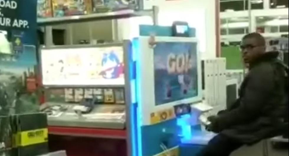 Un joven, constante visitante de una tienda de videojuegos, fue sorprendido por los empleados que hicieron esto. (foto: captura)