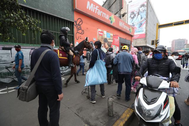 Cientos de ambulantes retornaron a las avenidas Grau y Manco Cápac para continuar con la venta informal y causando desorden. (Foto: Rolly Reyna)