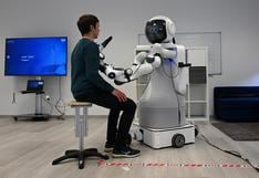 Alemania usa un robot para cuidar ancianos y combatir la falta de personal sanitario | VIDEO
