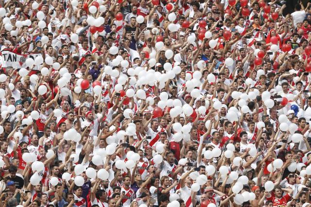 Hinchas alentando. (Foto: El Comercio / Violeta Ayasta)