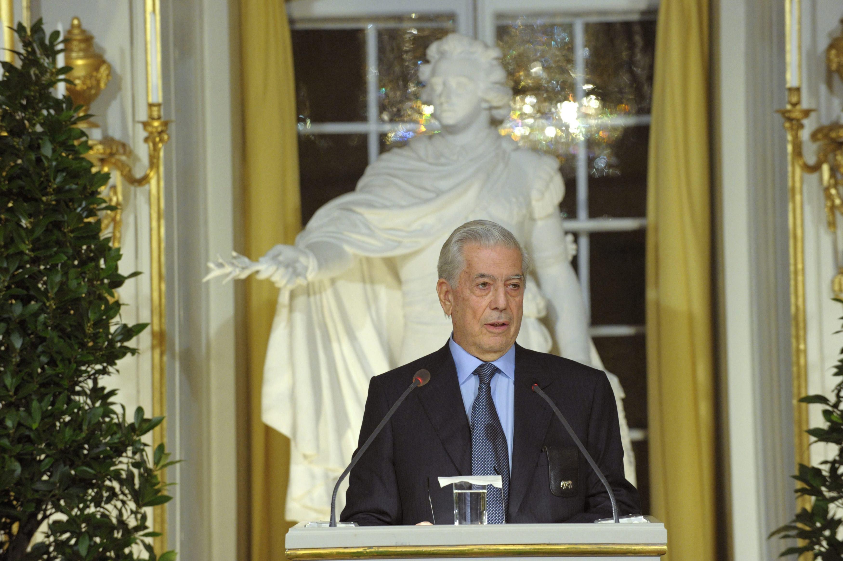 Este lunes 7 de octubre se cumplen 9 años desde que la Academia Sueca le otorgó el premio Nobel de Literatura al escritor peruano Mario Vargas Llosa. (Foto: Reuters)