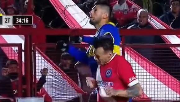 El codazo de Carlos Zambrano a Nicolás Reniero en el Boca vs. Argentinos Juniors. (Captura: ESPN)