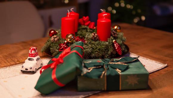 Una corona de adviento que sirve para preparar los horares de los cristianos para Navidad. (Pexels)