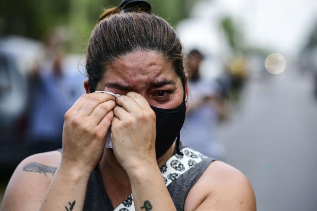 Una mujer llora la muerte de la estrella del fútbol argentino Diego Maradona, en Benavidez, provincia de Buenos Aires. (Foto de RONALDO SCHEMIDT / AFP).
