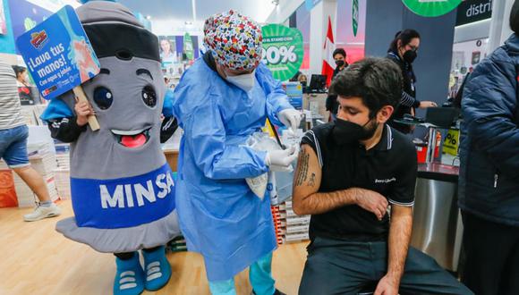 Ciudadanos podrán completar su esquema de vacunación mientras asisten a la Feria del Libro de Lima | Foto: Minsa / Referencial