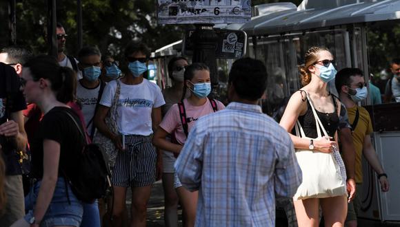 Las personas llevan una mascarilla protectora en el barrio de Montmartre, en París, el pasado 11 de agosto, cuando el alcalde decidió hacer obligatoria su uso. (ALAIN JOCARD / AFP)