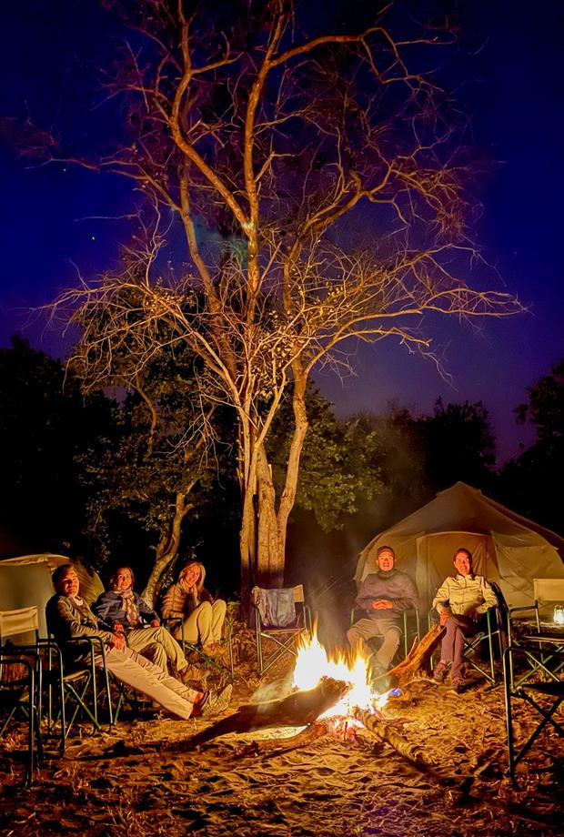 Peruanos pasan una noche alucinante al aire libre en uno de los campamentos africanos organizados por Bullard. Nunca duermen en el mismo sitio cada noche.