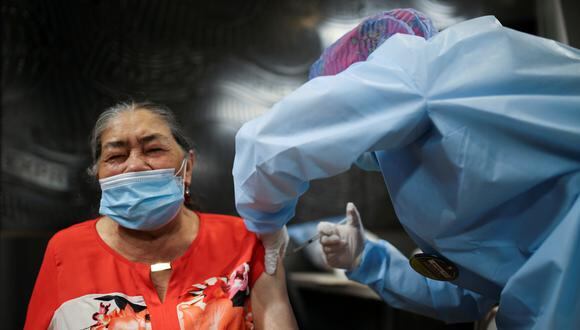 Una mujer recibiendo la vacuna Sinovac contra el coronavirus en Colombia. (Foto: Reuters)