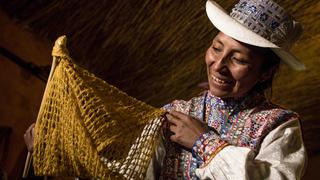 Las bioartesanas de Sibayo que tejen su historia y cultura en prendas sostenibles