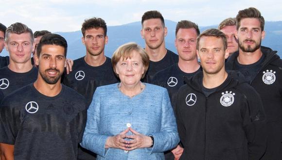 La canciller de Alemania, Angela Merkel, junto con la selección de su país en una visita mientras se concentraban en Italia hace una semana. (Foto: AFP/Markus Gilliar)