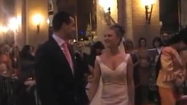 En una boda en España, la novia sorprendió cantando "Quiéreme" e hizo llorar a todos en la Iglesia. El video fue subido a Facebook, donde se volvió viral por conmover a los usuarios. (Foto: captura)