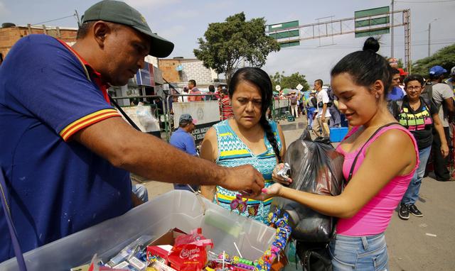 El Rebusque, un medio de supervivencia para muchos venezolanos en Cúcuta. (AFP).
