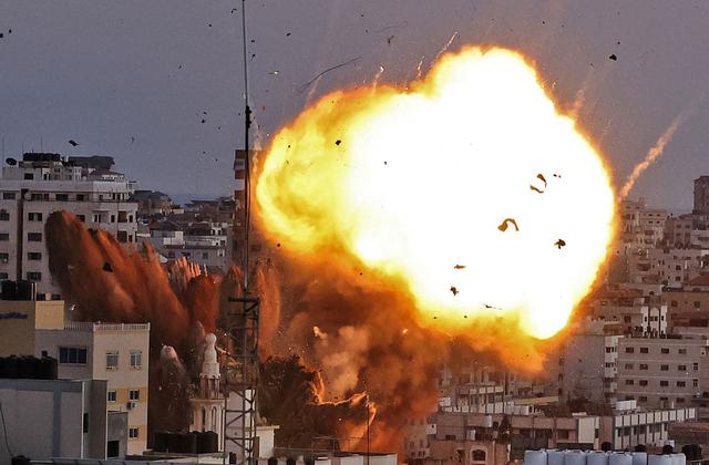 Ondas de humo y una bola de fuego después de que un ataque aéreo de Israel en la ciudad de Gaza tuviera como objetivo el complejo de Ansar, vinculado al movimiento Hamas. (Foto de MAHMUD HAMS / AFP).
