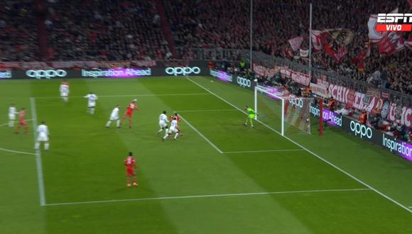 Eric Maxim Choupo-Moting adelantó al Bayern Múnich contra PSG, pero su gol fue anulado.