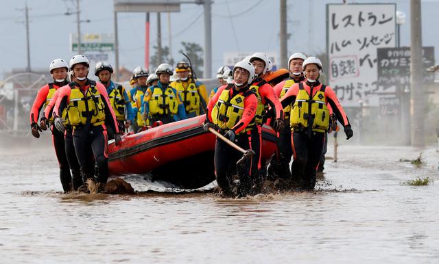 Los equipos de rescate llevan un bote de goma mientras buscan a sobrevivientes en un área inundada después del impacto del tifón Hagibis, que causó graves inundaciones en Nagano,, Japón. (REUTERS / Kim Kyung-Hoon).