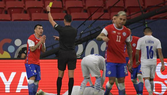 Chile se quedó con cinco puntos y clasificará a cuartos de final como tercera o cuarta del Grupo A (Foto: AFP)