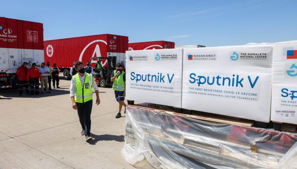 Imagen referencial.  Imagen de contenedores con dosis de la vacuna Sputnik V contra COVID-19, en el aeropuerto internacional de Ezeiza (Argentina). (ESTEBAN COLLAZO / Presidencia de Argentina / AFP).