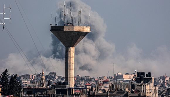 Una fotografía tomada desde Rafah, en el sur de la Franja de Gaza, muestra humo elevándose sobre los edificios en Khan Yunis luego del bombardeo israelí el 5 de febrero de 2024. (Foto de SAID KHATIB / AFP).