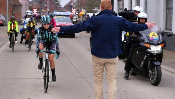 Los organizadores de la prueba belga detuvieron a Nicole Hanselmann cuando la corredora suiza estaba alcanzando la prueba de los hombres que habían salido 10 minutos antes que ella. Foto: Getty images, vía BBC Mundo