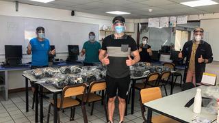 Los profesores que fabrican protectores faciales para hospitales reciclando fólderes escolares