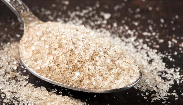 Azúcar. Si no sufrimos de algún trastorno metabólico, como la resistencia a la insulina (que deriva en una serie de enfermedades), la doctora Quispe recomienda consumir, como máximo, ocho cucharaditas de azúcar al día. “Si no se presentan problemas de obesidad, o si la persona no está en un proceso de bajar de peso, es preferible el azúcar antes que los edulcorantes”, comenta la especialista. Vale decir que dos cucharaditas de azúcar aportan, en promedio, 35 calorías. No hay mucha diferencia si es rubia o blanca, salvo que esta última, por ser refinada, digiere más rápido. (Foto: Shutterstock)